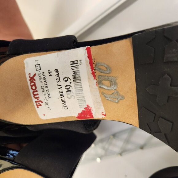 Donald Pliner "Tilly" Heeled Sandals. NWT. Size 7.5 - Picture 8 of 9